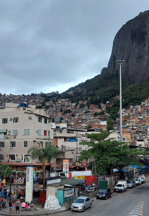 Vista panorâmica da passarela do morro Dois Irmãos aos pés da Rocinha.
