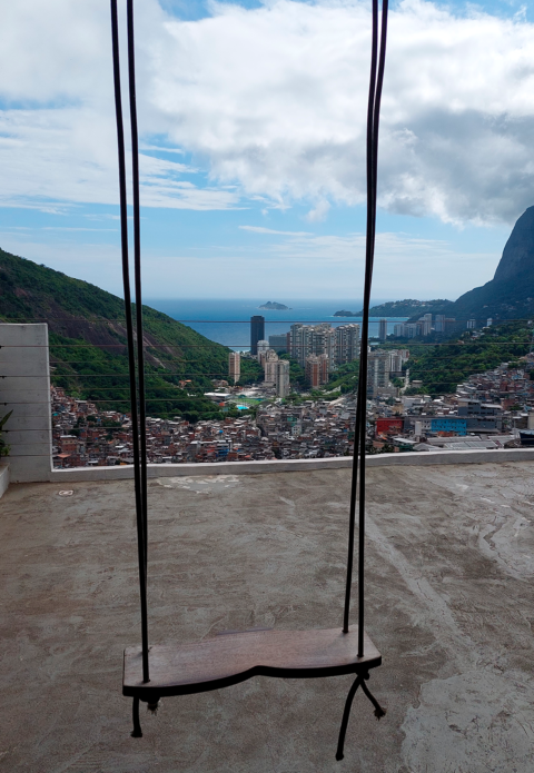 Balanço na casa de morador da Rocinha, feito por artesão.