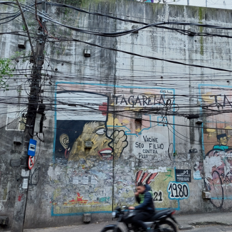 Mega Muro da Rocinha com o que restou do Mutirão de grafite realizado em 2010 coordenado pelo grafiteiro Acme, Luque e Firmino do Museu Sankofa em mega muro da Rocinha que retrata a luta dos moradores para manter viva as memória e suas lutas e conquistas - 2022.