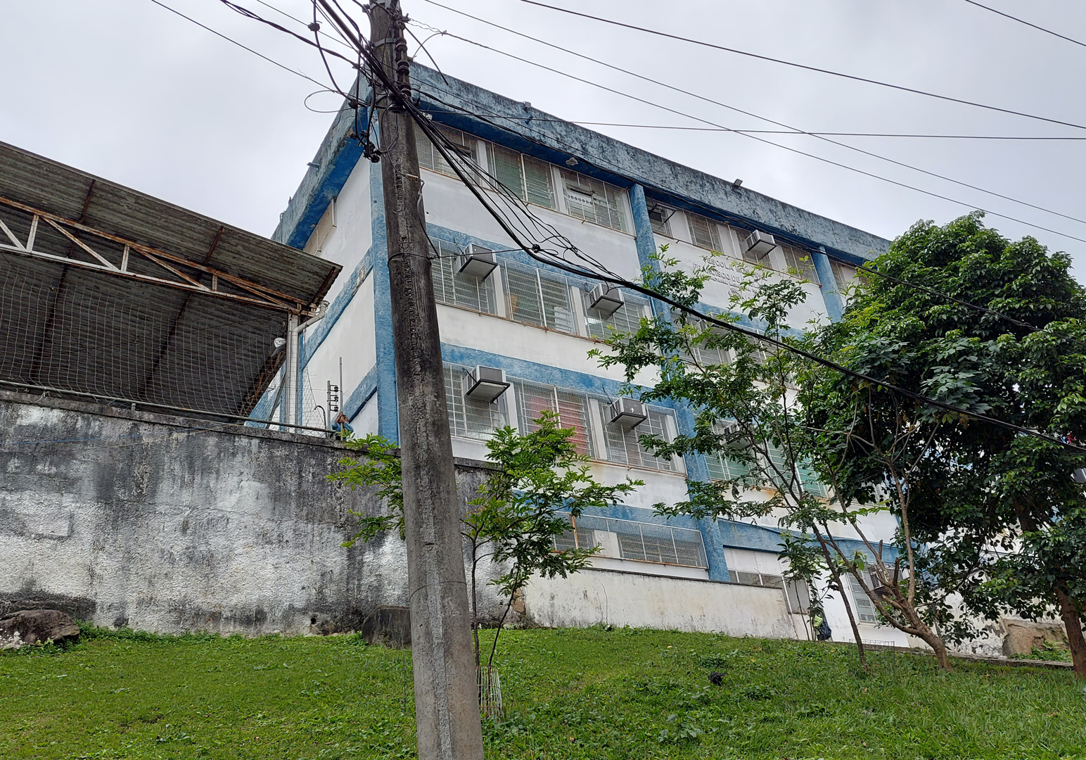 Imagem da primeira escola pública na favela da Rocinha, a Escola Municipal Francisco de Paula Brito, em homenagem ao primeiro tipógrafo negro do Brasil, de 1978 - 2022.