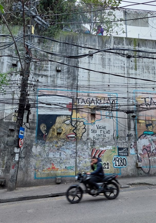 Mega Muro da Rocinha com o que restou do Mutirão de grafite realizado em 2010 coordenado pelo grafiteiro Acme, Luque e Firmino do Museu Sankofa em mega muro da Rocinha que retrata a luta dos moradores para manter viva as memória e suas lutas e conquistas - 2022.