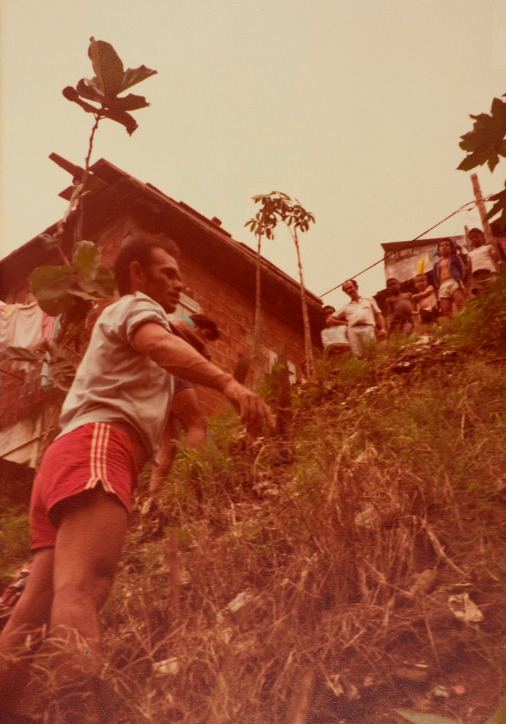 Trabalho de reflorestamento feito pelo mutirão de limpeza das valas no encosto da rua 3, na Rocinha – junho de 1983.