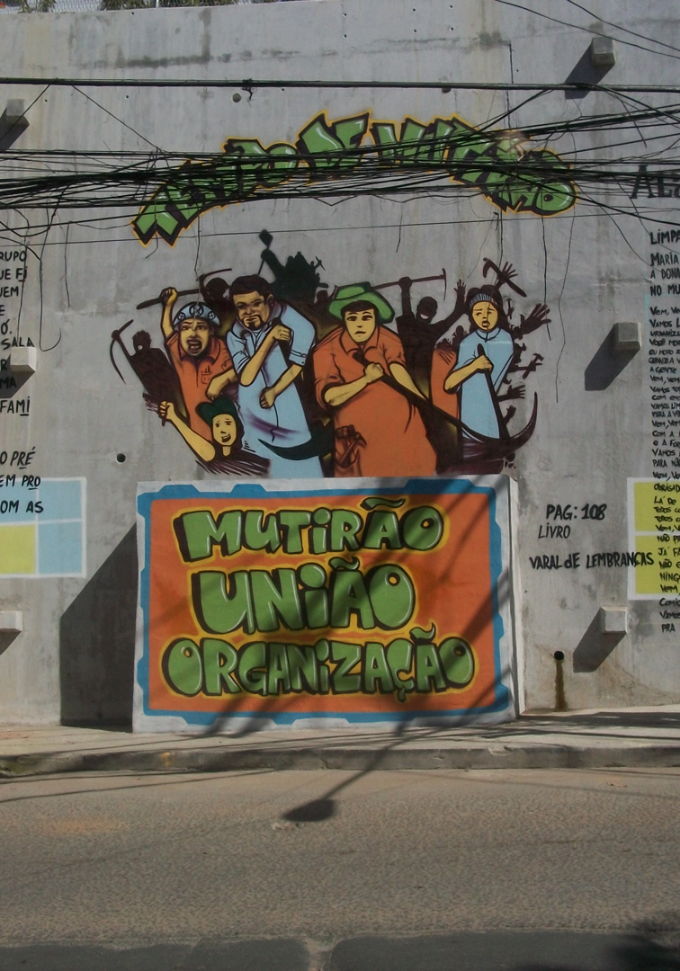 Mutirão de grafite coordenado pelo grafiteiro Acme, Luque e Firmino do Museu Sankofa em mega muro da Rocinha em homenagem aos moradores que lutaram pelo saneamento básico, sendo essa uma luta que permanece até hoje - 2022.